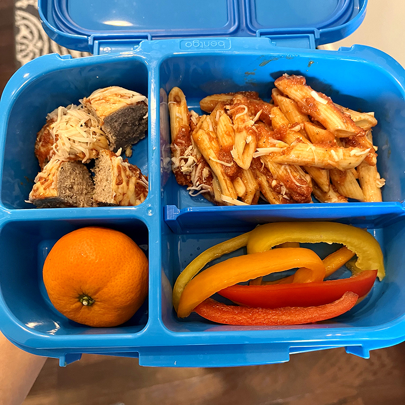 https://blog.mightymeals.com/wp-content/uploads/2022/11/800-Tomato-Pesto-Penne-w-Turkey-Meatballs-school-lunch.jpg